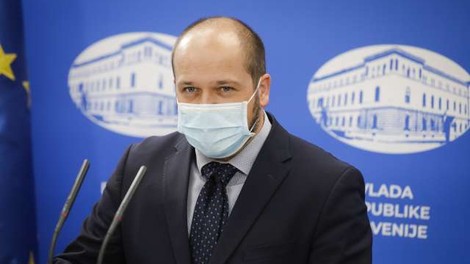 Poklukar: V strategiji cepljenja 61 cepilnih centrov, na mizi pogodba za dodatnih 349.000 cepiv Pfizerja