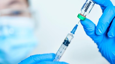 Cepiva za 80 odstotkov zmanjšajo tveganje hujšega poteka covida-19