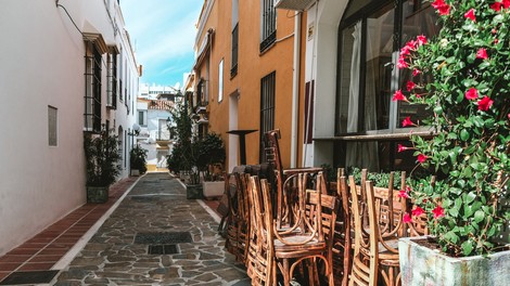 V delih Italije ponovno ustavljajo javno življenje, podobno napovedujejo tudi v Trstu