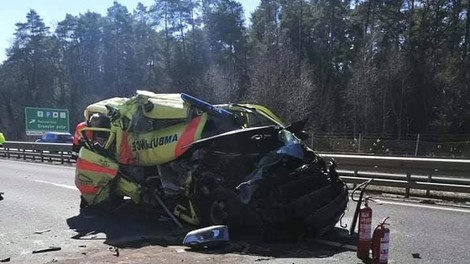 V hudi nesreči na podravski avtocesti popolnoma zmaličeno reševalno vozilo (foto)