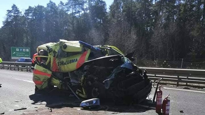 V hudi nesreči na podravski avtocesti popolnoma zmaličeno reševalno vozilo (foto) (foto: 112 Ptuj)