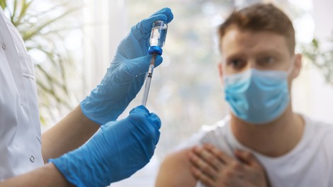 Južnoafriška različica novega koronavirusa ščiti proti drugim mutacijam virusa