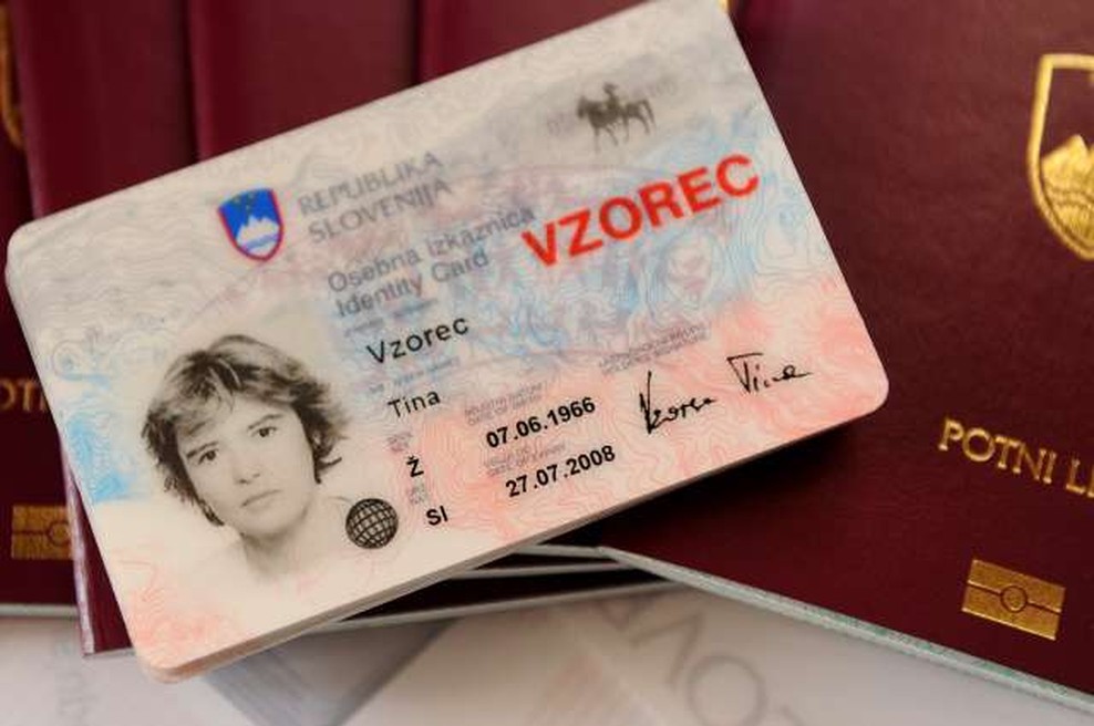 Nove osebne izkaznice bodo vsebovale čip s prstnim odtisom in fotografijo obraza (foto: Tamino Petelinšek/STA)