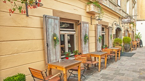 Danes znana odločitev o odprtju teras lokalov v dveh regijah