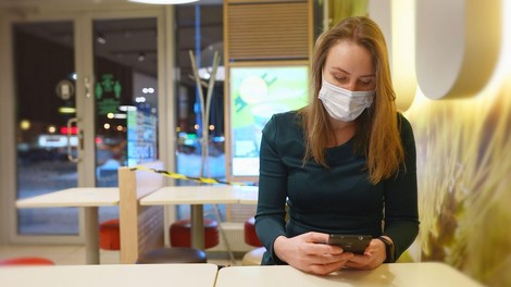Med četrtkovimi 5435 odvzetimi brisi 881 pozitivnih, umrli štirje bolniki