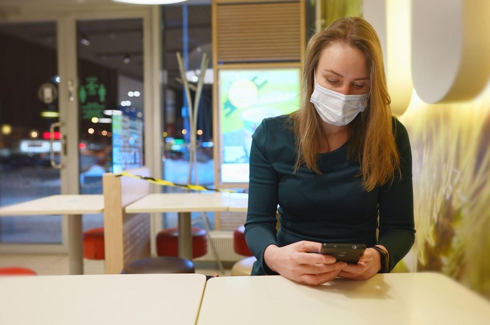 Med četrtkovimi 5435 odvzetimi brisi 881 pozitivnih, umrli štirje bolniki (foto: profimedia)