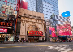 V mestu New Yorku so po enem letu od izbruha epidemije ponovno odprli kinodvorane