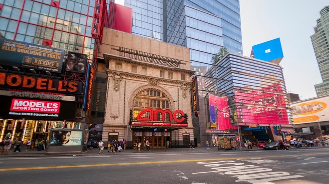 V mestu New Yorku so po enem letu od izbruha epidemije ponovno odprli kinodvorane (foto: profimedia)