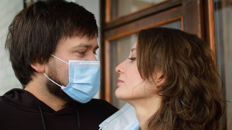 Izpolnjen prvi od pogojev za prehod v rumeno območje - manj kot 500 hospitaliziranih
