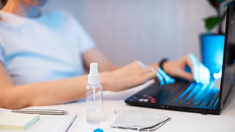 V zadnjem četrtletju lani ob več delovnih dneh opravljenih manj ur