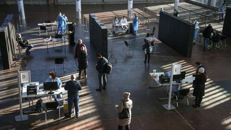 Leto dni po razglasitvi pandemije še nihče ne napoveduje njenega konca