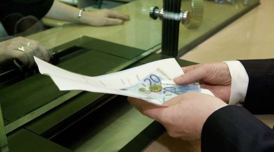 Za plačilne storitve Slovenci v povprečju namenijo 70 evrov letno (foto: Bogdan Macarol/STA)