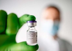 Steklenička prvega odmerka ameriškega cepiva proti koronavirusu gre v muzej