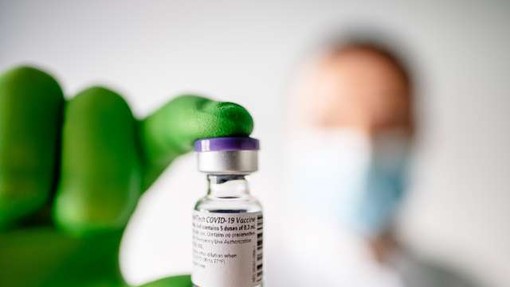 Steklenička prvega odmerka ameriškega cepiva proti koronavirusu gre v muzej