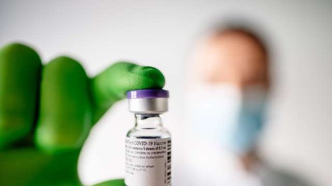 Steklenička prvega odmerka ameriškega cepiva proti koronavirusu gre v muzej (foto: Xinhua/STA)