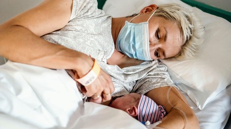 Za nosečnice velja višje tveganje za hujšo obliko covida, kaže globalna študija