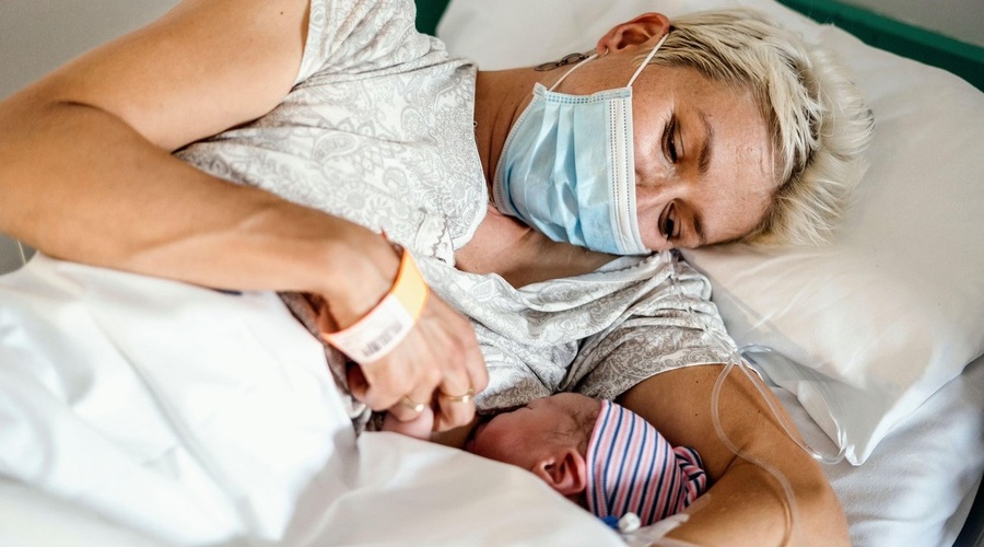 Za nosečnice velja višje tveganje za hujšo obliko covida, kaže globalna študija (foto: profimedia)