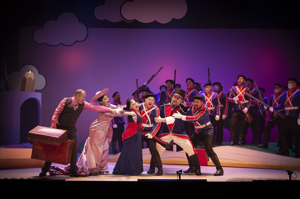 Na posnetku Dušan Topolovec (Hortensius), Irena Petkova (Markiza Berkenfield), Petya Ivanova (Marie), Martin Sušnik (Tonio), Jaki Jurgec (Sulpice), Sebastijan Čelofiga (Desetar) in zbor Opere (foto: Tiberiu Marta)