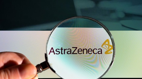 AstraZeneca pod drobnogledom: zapleti se vrstijo, podjetje v bran cepivu