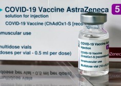 V EU pomanjkanje, v ZDA pa se cepivo AstraZenece kopiči v skladiščih