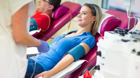 Študenti medicine s priročnikom o darovanju krvi, celic in organov rušijo tabuje