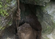 Jamarja, ki sta zaradi zdrsa velike skale obtičala v jami, so rešili