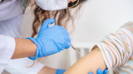 Na Norveškem preiskujejo več primerov krvnih strdkov po cepljenju pri mlajših osebah