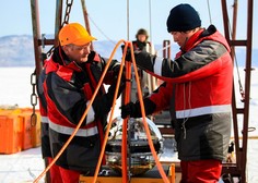 Kilometer pod gladino Bajkalskega jezera namestili podvodni teleskop za opazovanje vesolja