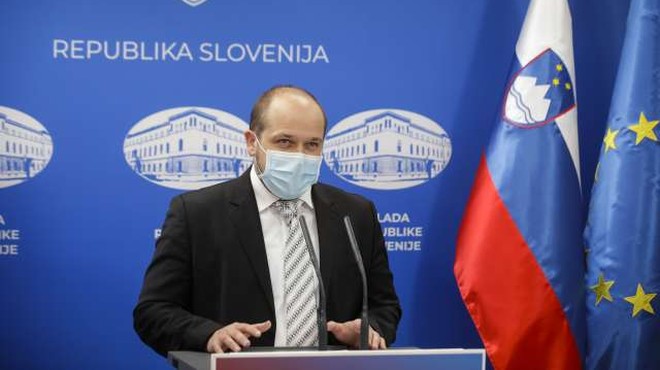 Poklukar: Slovenija začasno prekinja cepljenje s cepivi AstraZenece (foto: Anže Malovrh/STA)