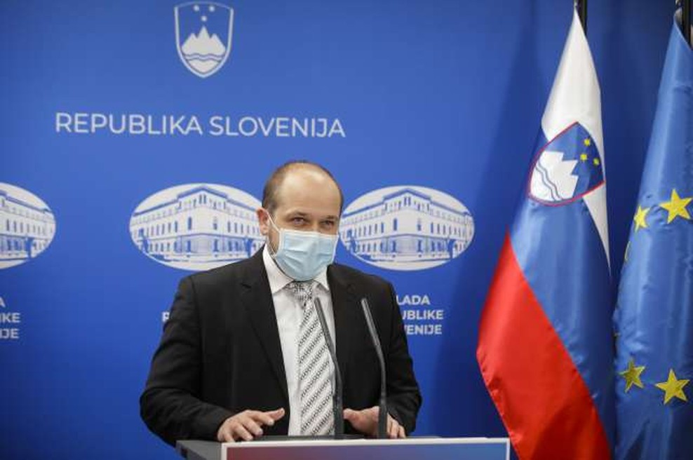Poklukar: Slovenija začasno prekinja cepljenje s cepivi AstraZenece (foto: Anže Malovrh/STA)