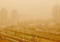 Severno Kitajsko zajel obsežen peščeni vihar