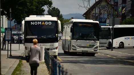 Epidemija še naprej zavira potniški promet