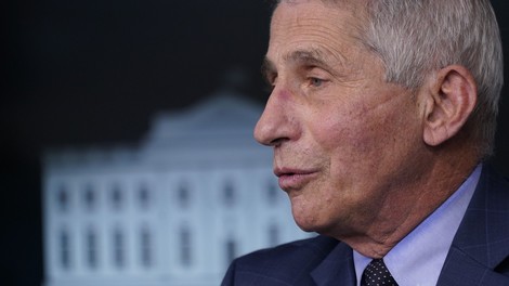 Fauci predlaga, da se varnostna razdalja zmanjša z 1,8 metra na 90 centimetrov