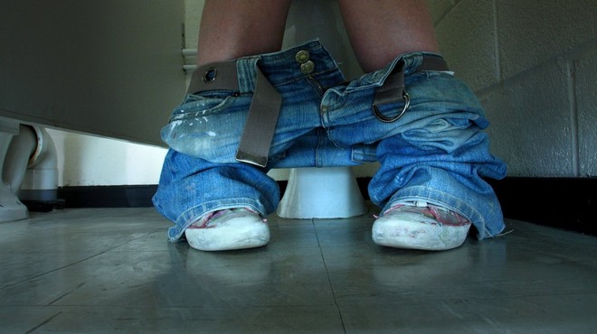 Novi TikTok trend, ki je zgrozil mnoge: S krožniki hrane v kopalnico, ko jih tišči na veliko potrebo! (foto: profimedia)