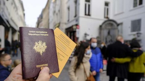 Bruselj predlaga brezplačno covidno potrdilo za olajšanje potovanj to poletje