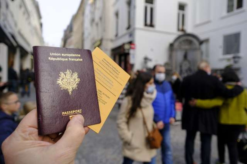 Bruselj predlaga brezplačno covidno potrdilo za olajšanje potovanj to poletje (foto: Thierry Monasse/STA)