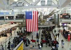 V ZDA se epidemija umirja, na letališčih beležijo največ potnikov od marca lani