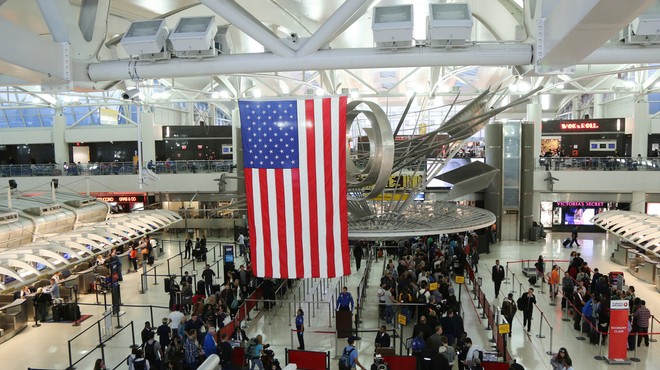 V ZDA se epidemija umirja, na letališčih beležijo največ potnikov od marca lani (foto: Shutterstock)
