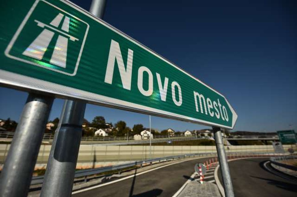 Po novem pravopisu v imenih krajev tudi mesto in vas pisana z veliko (foto: Tamino Petelinšek/STA)