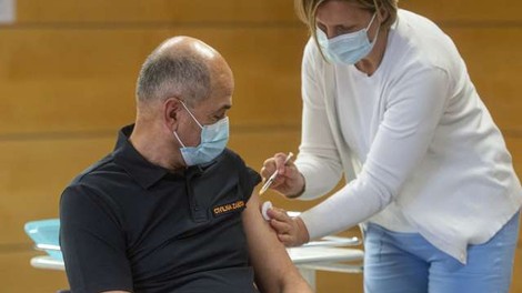 S cepivom AstraZenece se je danes cepil politični vrh
