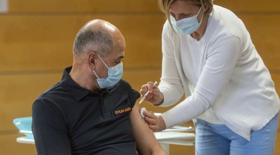 S cepivom AstraZenece se je danes cepil politični vrh (foto: Bor Slana/STA)
