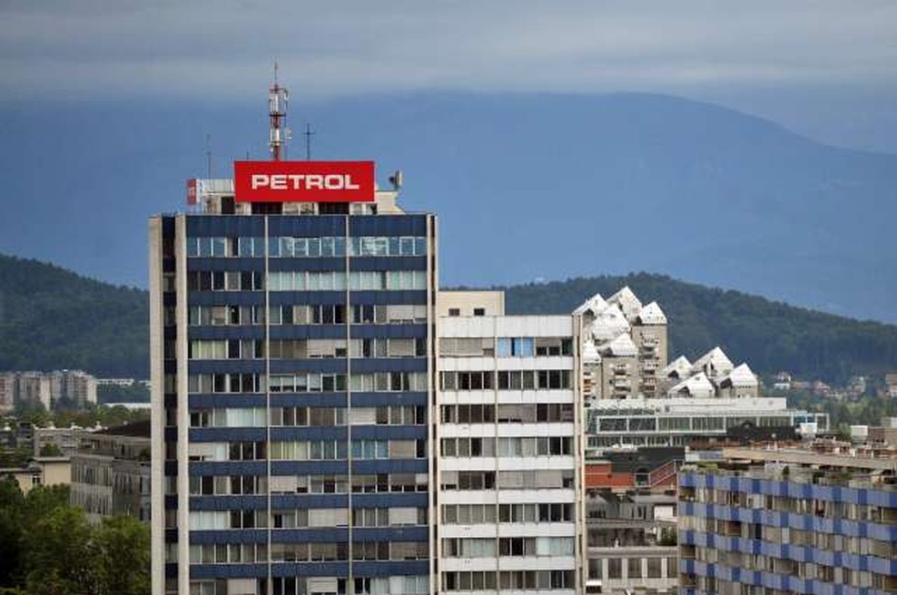 Petrol je imel zaradi epidemije v letu 2020 občuten padec prihodkov (foto: Tamino Petelinšek/STA)