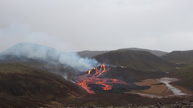 Izbruh vulkana na Islandiji privabil več tisoč radovednežev (foto: Icelandic Meteorological Office/Twitter)