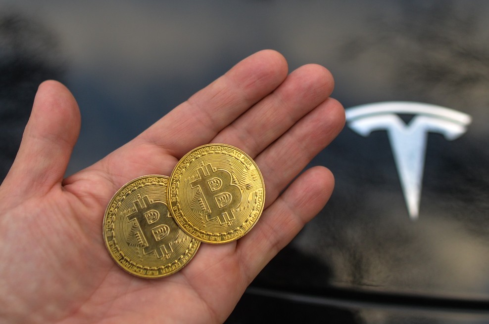 Tesla uradno začel sprejemati plačila v bitcoinih (foto: Profimedia)