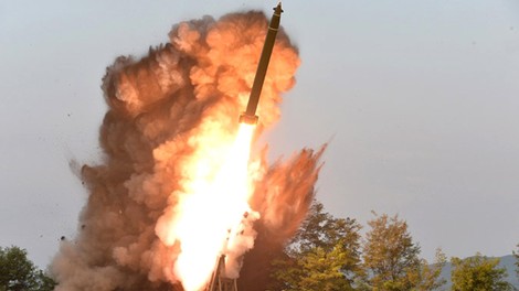 Nova provokacija Severne Koreje: V Japonsko morje so izstrelili dve balistični raketi