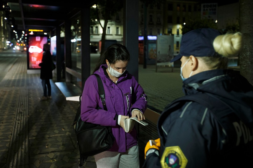 Vse manj zaskrbljenih za svoje življenje, vse več jih pogreša osebno svobodo (foto: Profimedia)