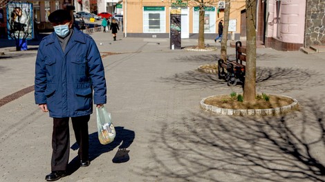 Sedemdnevno povprečje potrjenih okužb naraslo na 882