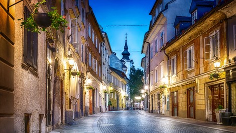 Nočna omejitev gibanja odslej od 22. do 5. ure, tri regije ponovno obarvane rdeče