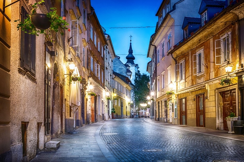 Nočna omejitev gibanja odslej od 22. do 5. ure, tri regije ponovno obarvane rdeče (foto: Shutterstock)