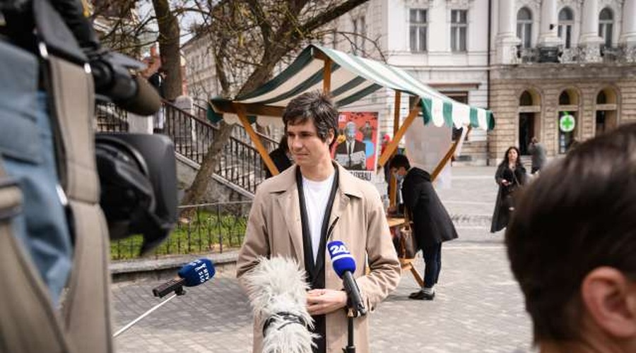 Mesec ob vnovičnem zbiranju podpisov opozoril na vladno izigravanje volje ljudstva in ustavnega sodišča (foto: STA/Nebojša Tejić)